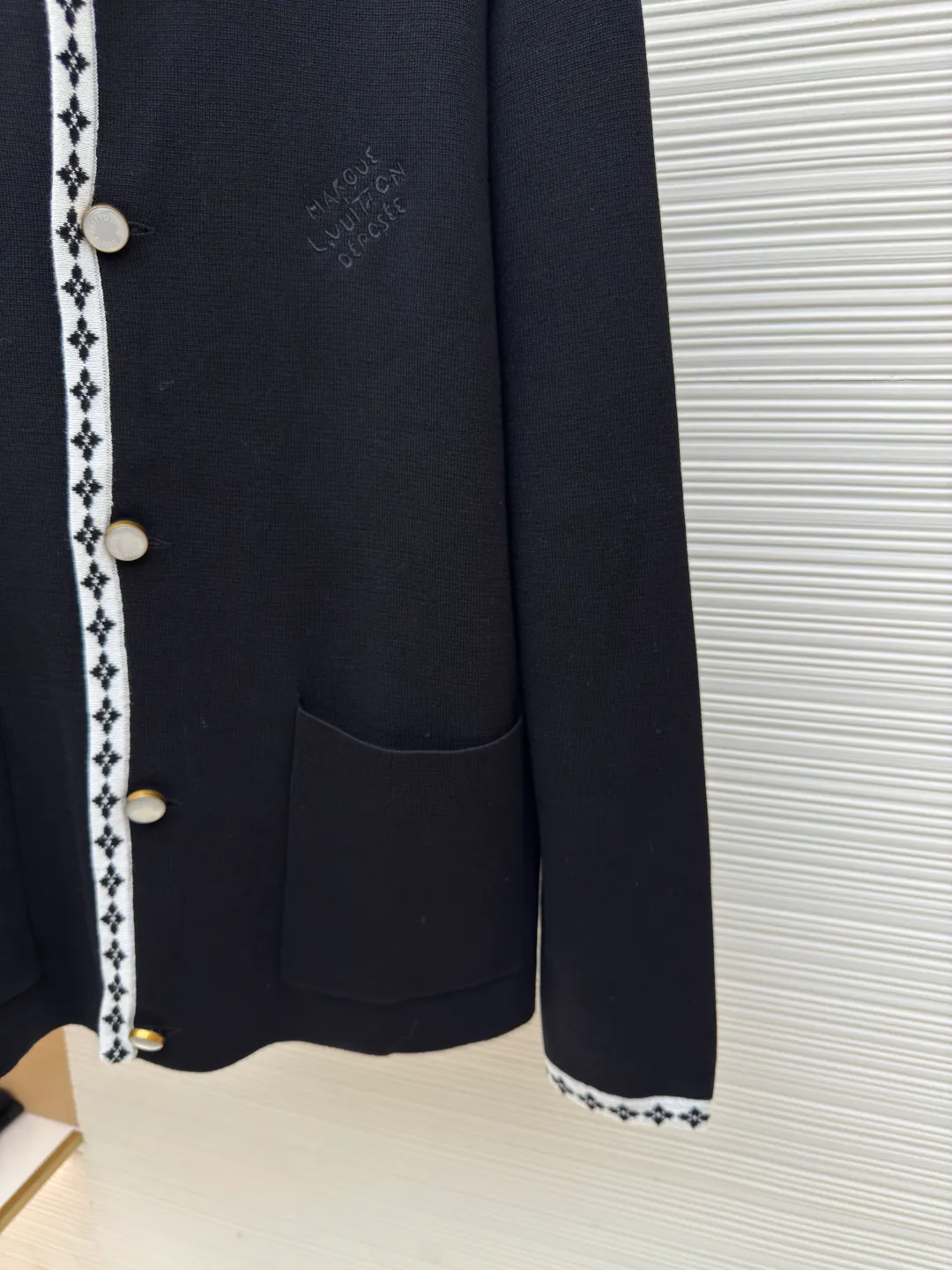 LOUIS VUITTON knitted college style suit outer ●Authentic product: Purchased and developed by 20371 ●Item number: 1680255-B75 ●Fabric: woolen yarn fabric ●Technology: knitted production ●Version: fitted version ●Weight: about 740g ●Size: XS-S-M-L ●Description: Made of 42-count woolen yarn, 14-needle flat knitting piece for up to 200 minutes, placket jacquard craft with four-color flowers. The cuffs are hand-sewn by hand, and the threads are routed on a flat machine. After high-temperature washing, the fabric has a soft and natural drape and a comfortable and skin-friendly touch. The buttons are custom-made with laser-engraved electroplated antique gold diamond buttons. The letters on the chest are embroidered with fixed-point stitching, which is precise and three-dimensional. The overall wiring is straight and delicate, the fabric is comfortable and soft, and the color is consistent without color difference. It can be matched with the same style to create a fashionable look and control various occasions. Customized accessories, complete with three standards, same style for men and women!